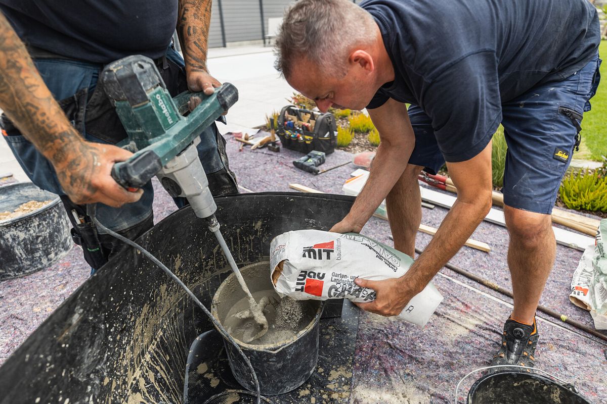 Wir rühren unseren Schnellbeton auf der Baustelle selber an