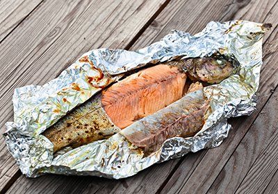 I Alufolie eingewickelter gegrillter Fisch