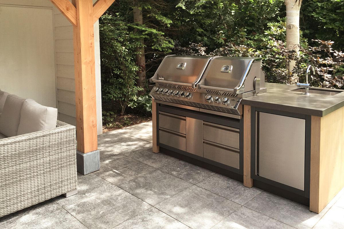 Einbaugrill Napoleon Prestige Pro in einer Outdoorküche