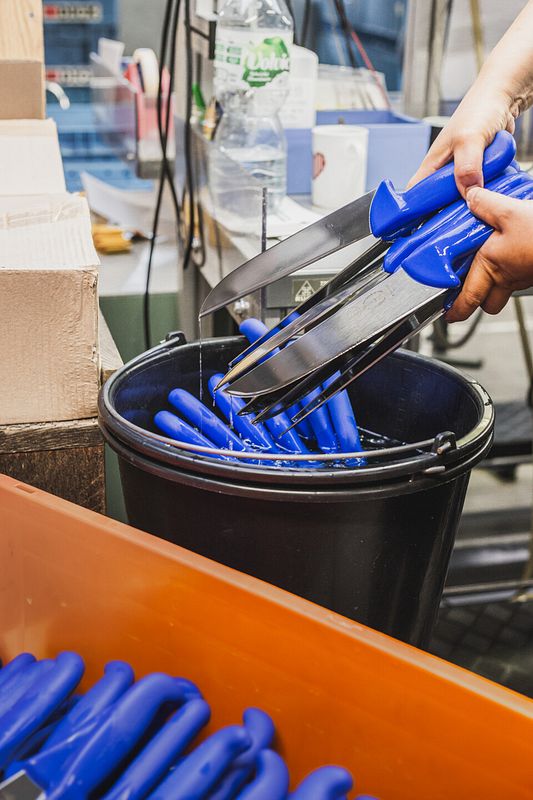 Endreinigung der Fleischermesser in der Produktion