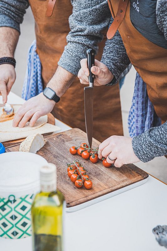 Jede Menge Gemüse wird für das Grillen vorbereitet