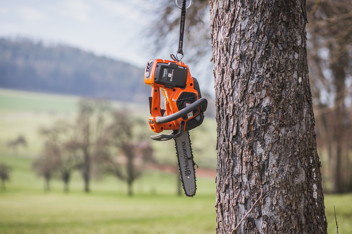 Eine Kettensäge von Husqvarna hängt an einem Baum