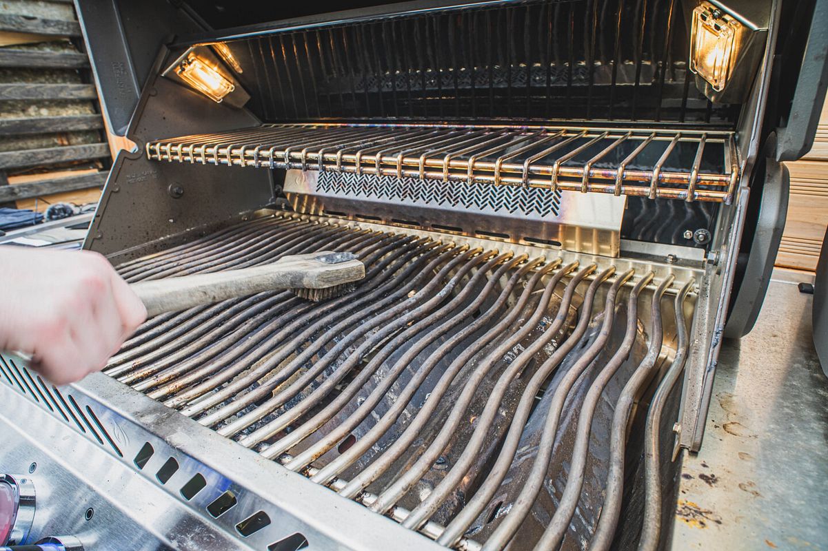 Reinigen Sie vor allem den Grillrost, um eingebranntes Fett und Fleischreste zu entfernen