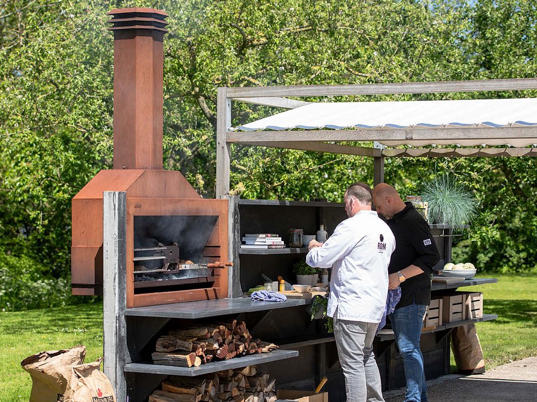 Ein Grillkamin aus Cortenstahl, der dem klassischen Südafrikanischen Braai nachempfunden wurde - made for WWOO