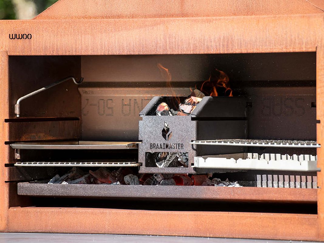 Ein Südafrikanischer Braai ist ein traditioneller Grillkamin, worin auf einem großen Grillrost direkt über den Kohlen gegrillt wird.
