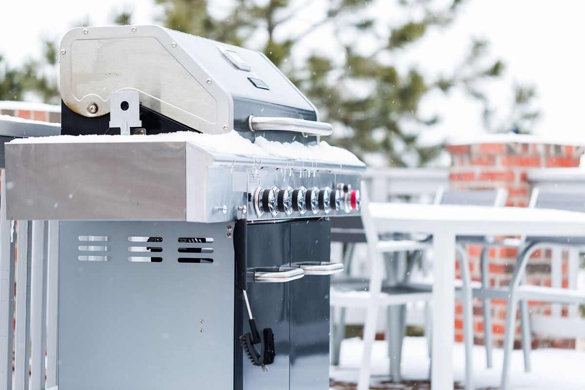 Steht der Gasgrill ohne Abdeckung im Freien, können ihm Eis und Schnee zusetzen