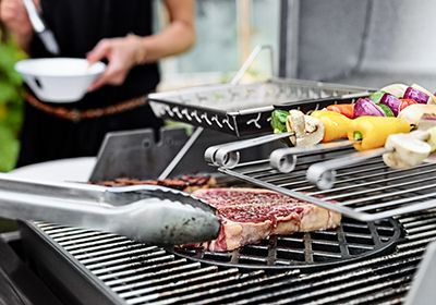 Das Steak wird zuerst scharf angebraten