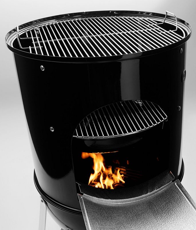 Der Weber Smokey Mountain Wassersmoker ist vertikal aufgebaut und verfügt über eine Wasserschale sowie zwei Grillroste