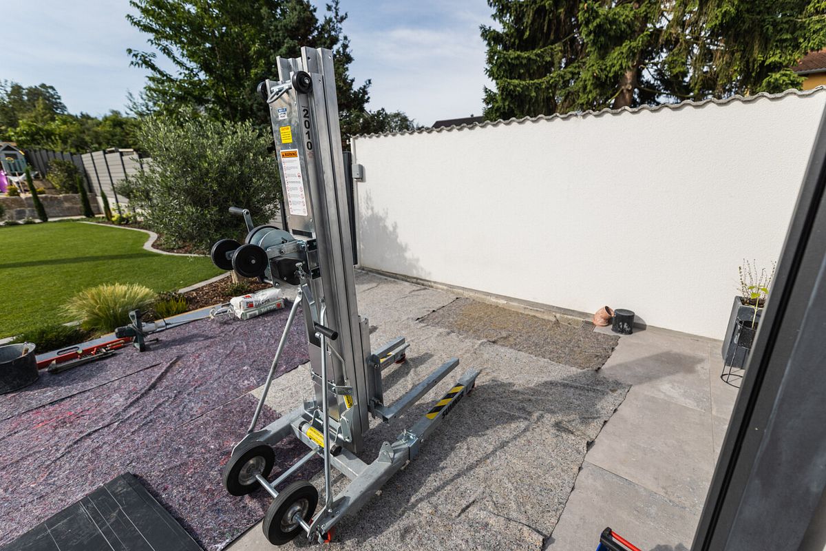 Die Terrasse wird abgedeckt, damit sie bei den Bauarbeiten keinen Schaden nehmen kann