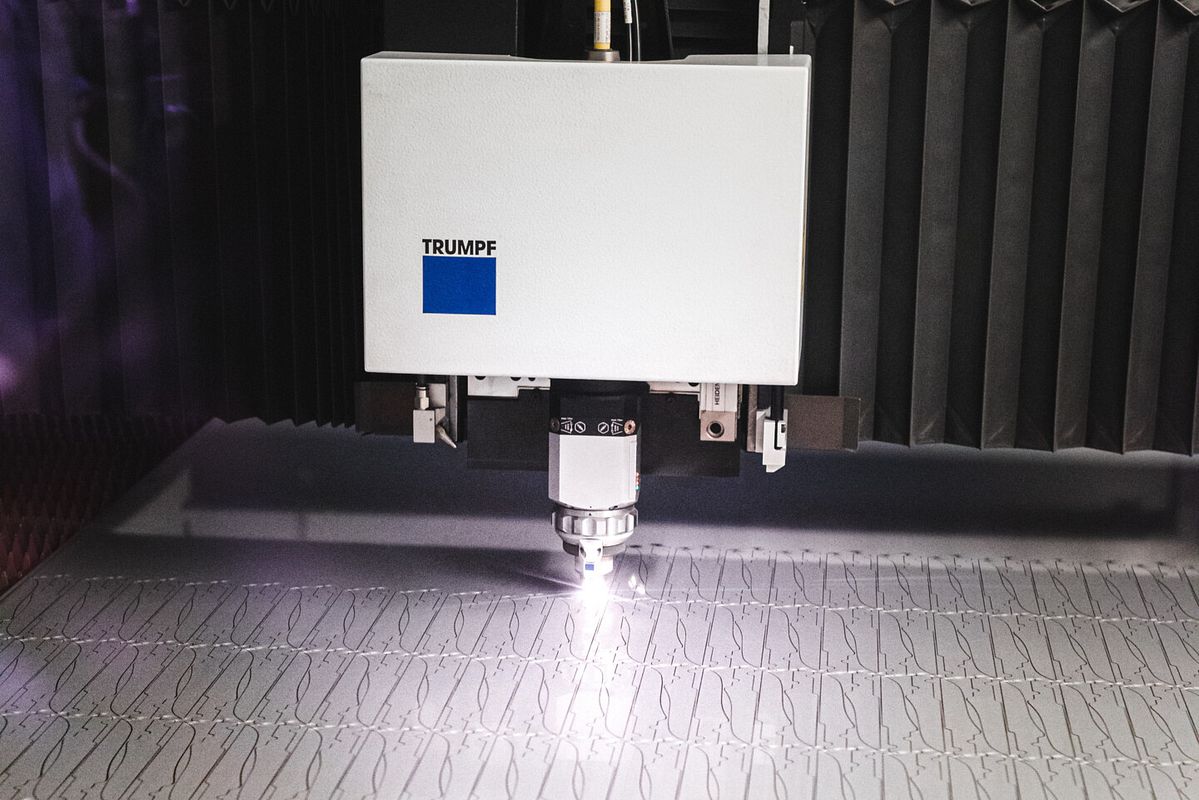 Messerrohlinge werden von einem Laser präzise ausgeschnitten