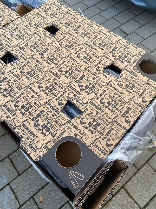 Der Karton des Traeger Grills mit Halterungen für Bierflaschen