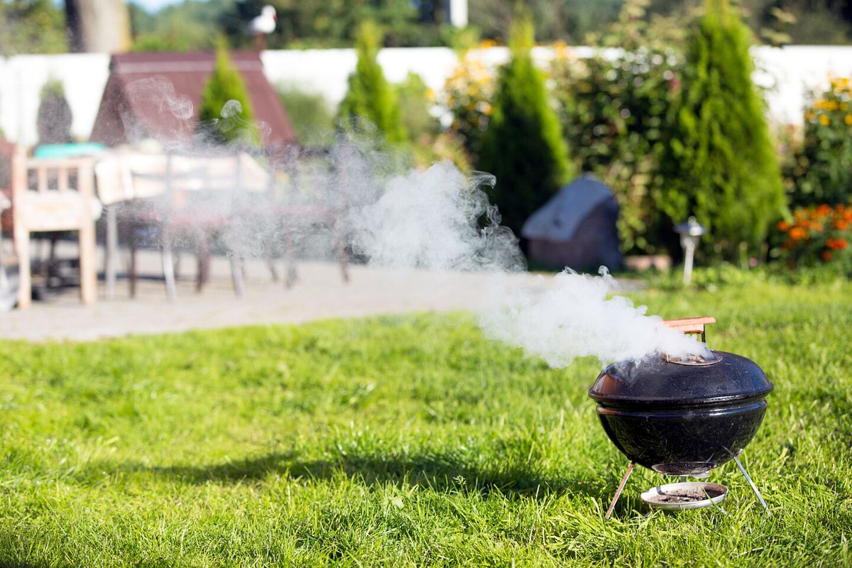 Wenn sich beim Grillen viel Rauch entwickelt und dieser in das Haus zieht kann es gefährlich werden