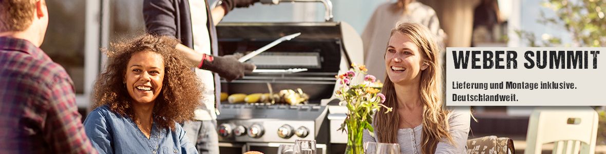 Menschen unterhalten sich beim Grillen