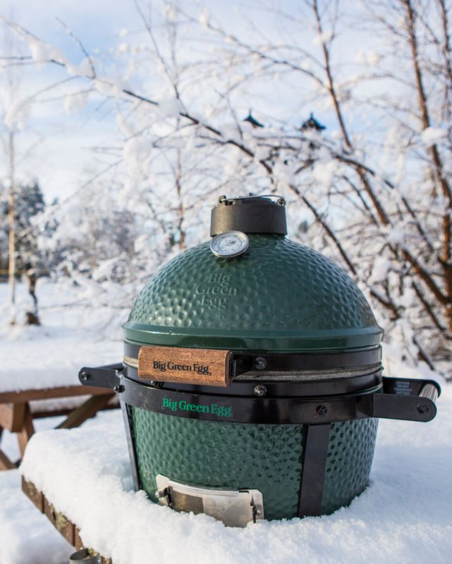 Big Green Egg im Schnee