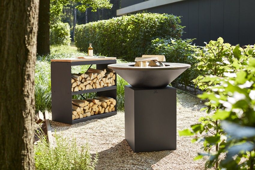 Schwarze Feuerplatte und Holzregal mit Arbeitsplatte