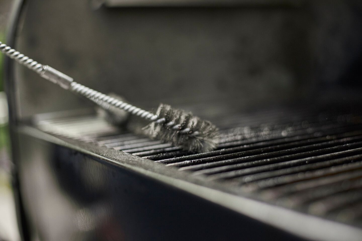 Die Grillkammer sowie der Grillrost des SmokeFire sollten regelmäßig gereinigt werden