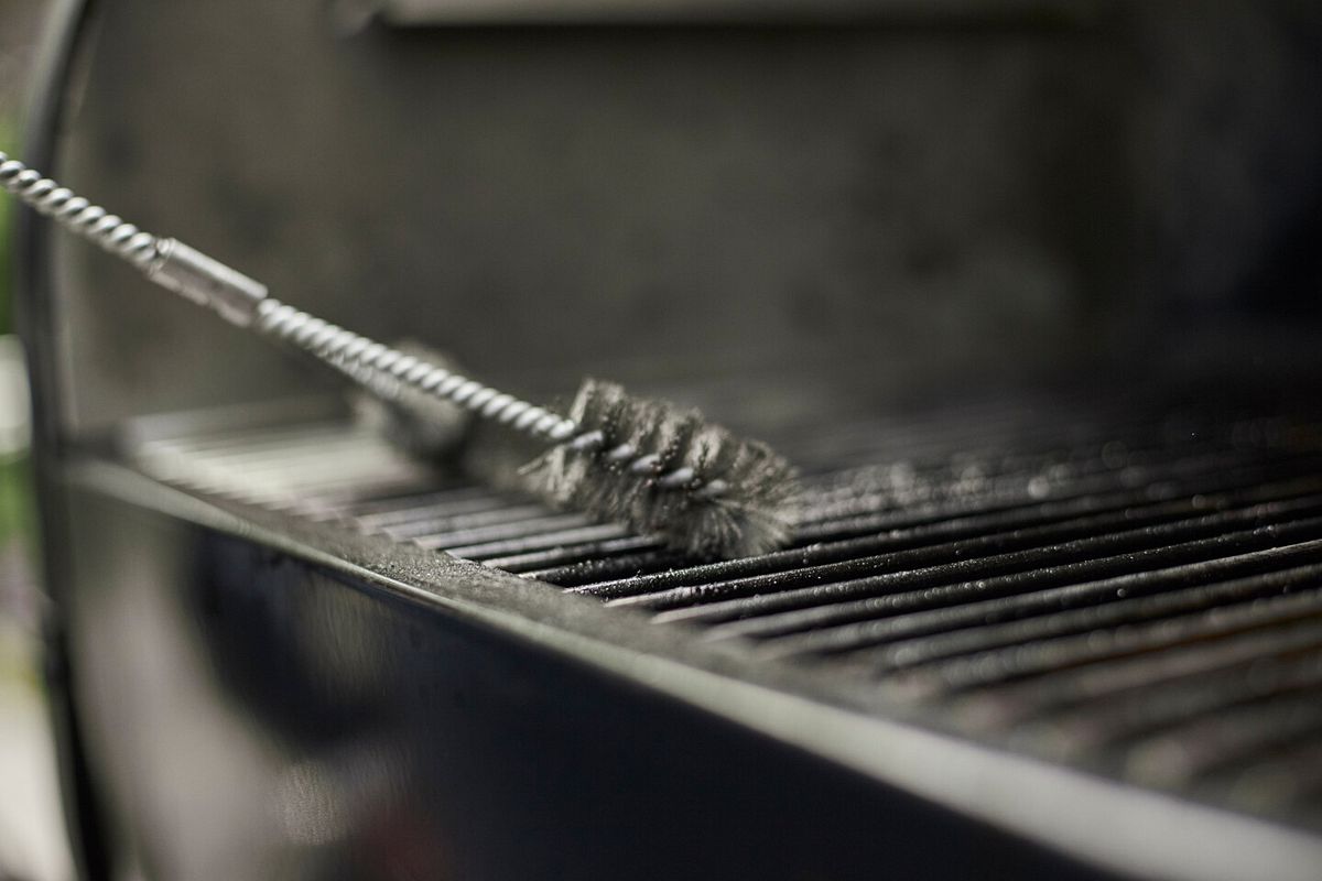 Die Grillkammer sowie der Grillrost des SmokeFire sollten regelmäßig gereinigt werden
