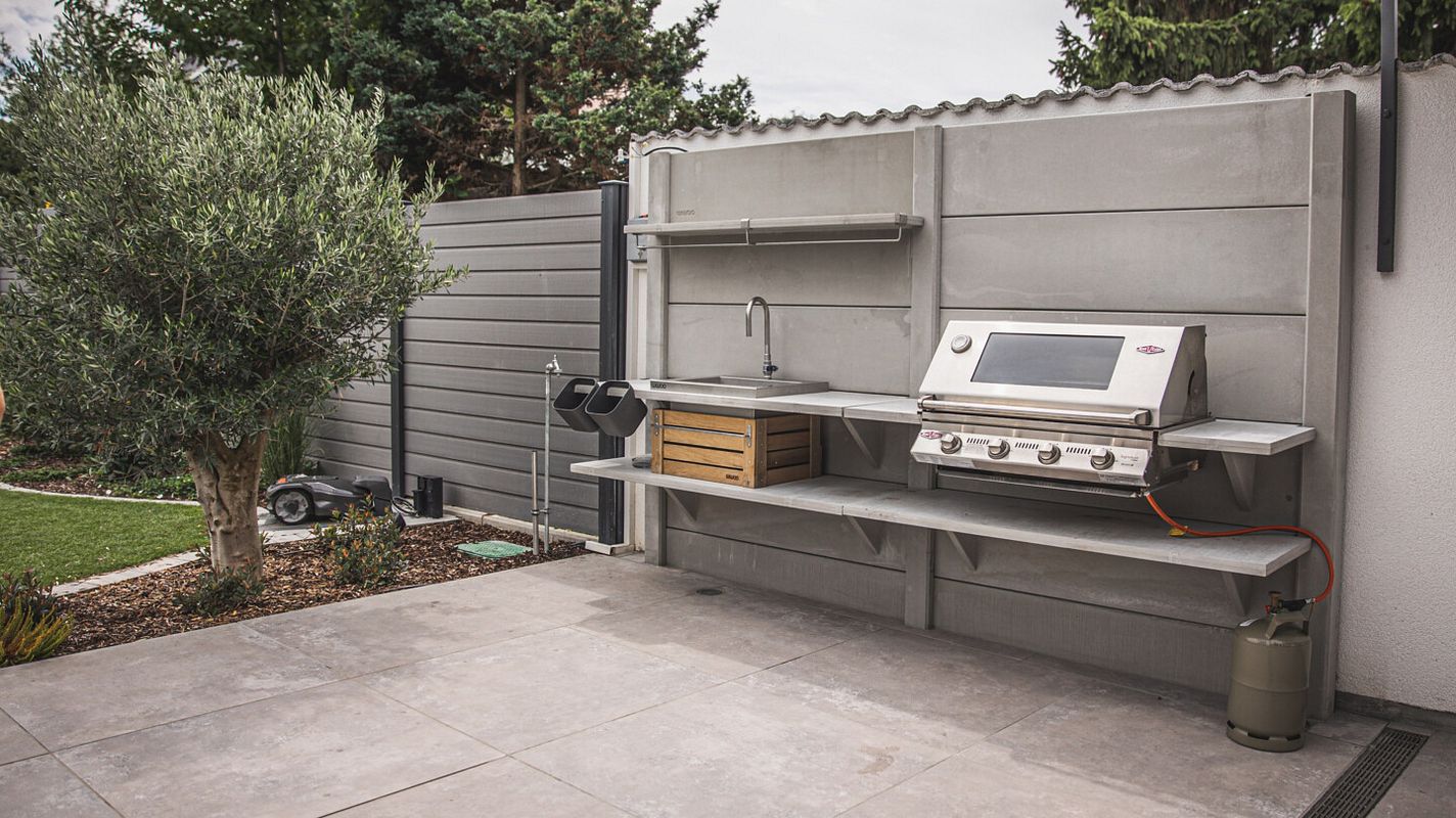 Die Beton-Outdoorküche von WWOO mit Einbaugasgrill