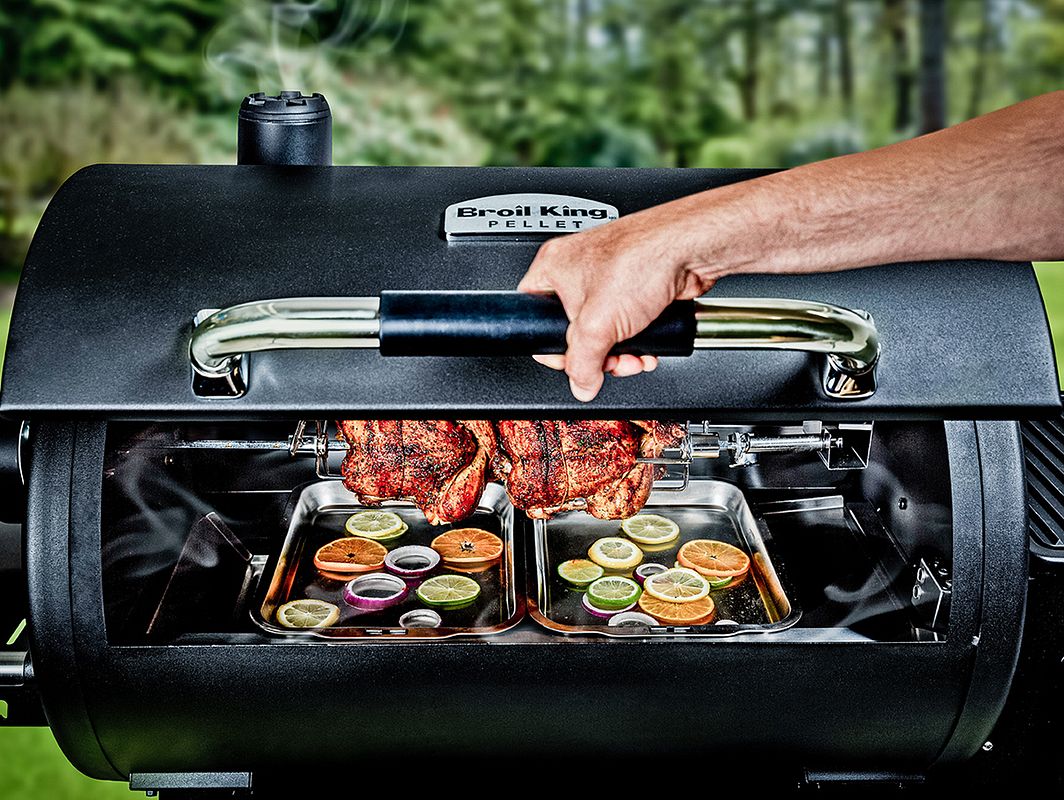 Das hat kein anderer Pelletgrill! Der Regal 500 von Broil King ist mit einer Rotisserie ausgestattet.