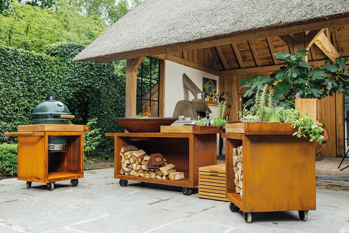Modulare Außenküche von Ofyr aus Cortenstahl inklusive Big Green Egg