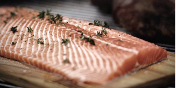 Lachs auf Zedernholzbrett