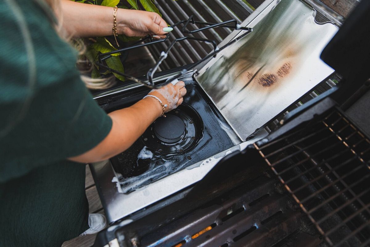Putzen Sie auch das Seitenkochfeld Ihres Gasgrills regelmäßig
