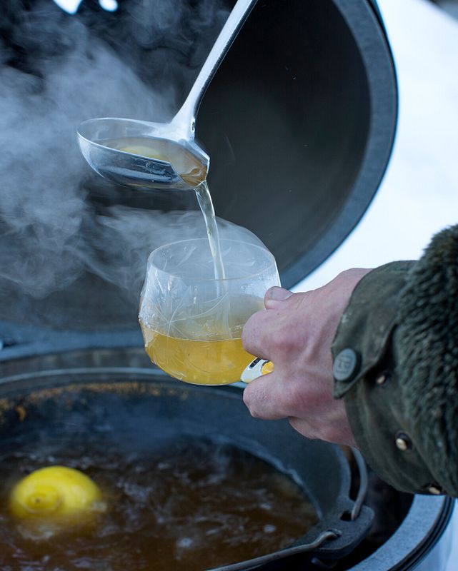Apfelglühwein im Big Green Egg