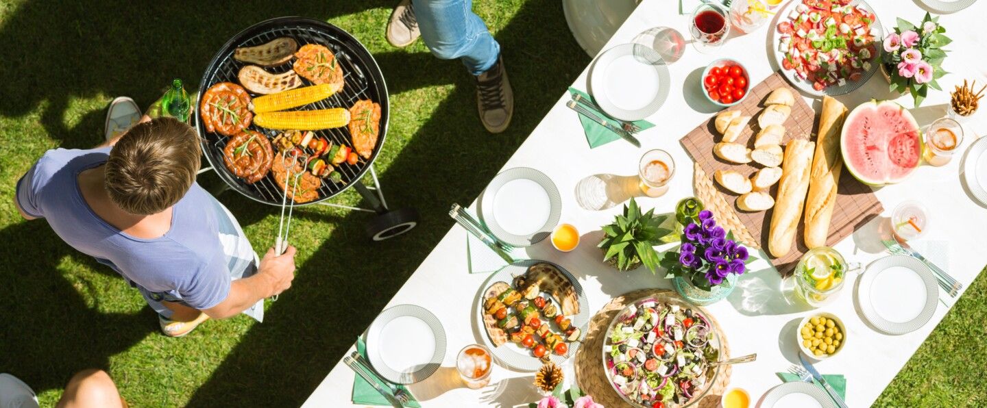 Mit Freunden gemeinsam grillen und an der Tafel speisen - herrlich!