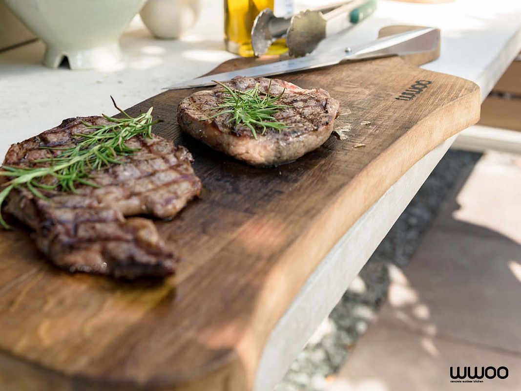 Auf der Arbeitsfläche der Outdoorküche kann das Grillgut zubereitet werden