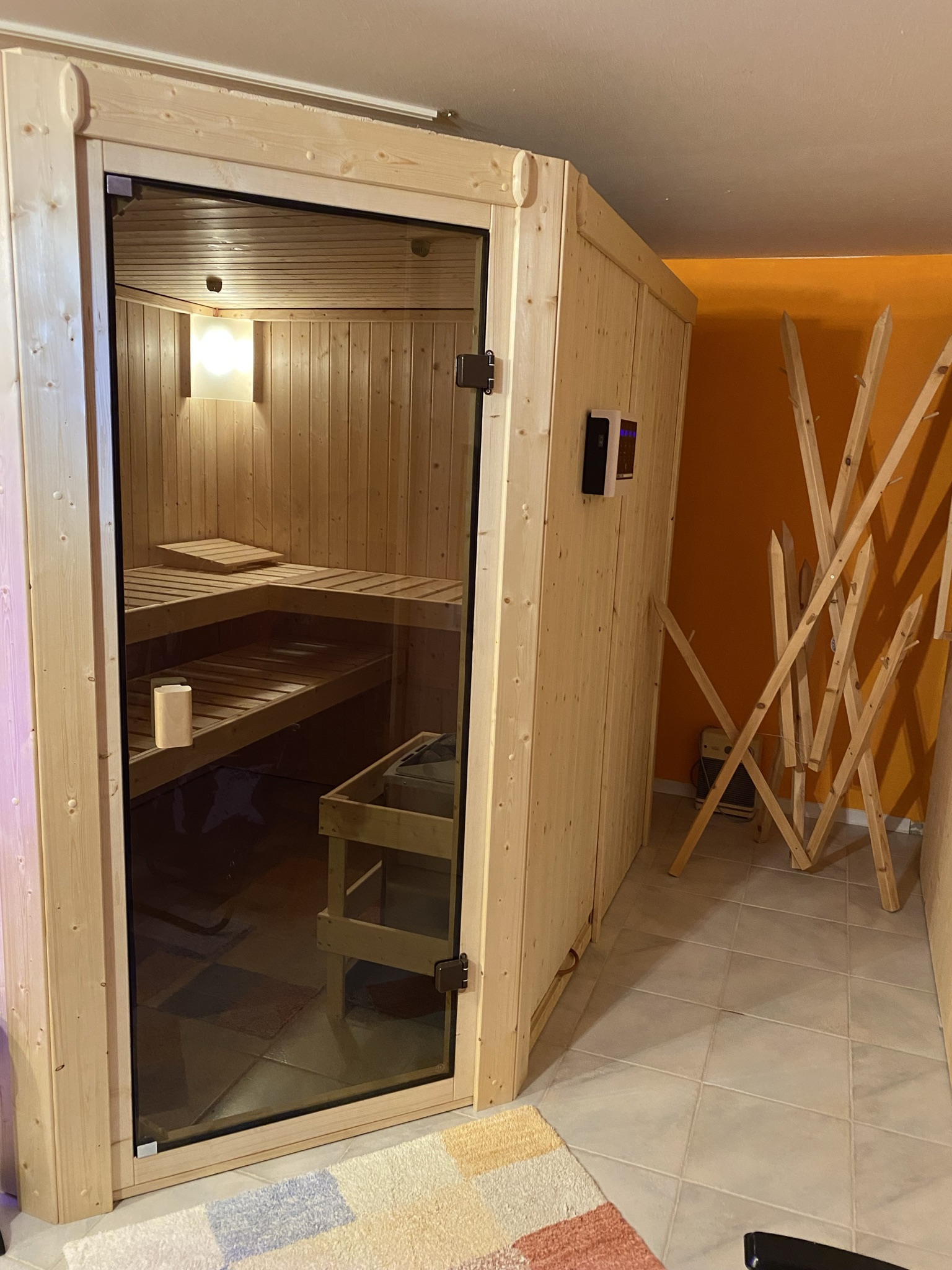 Karibu Woodfeeling Sauna Horna Content Bild