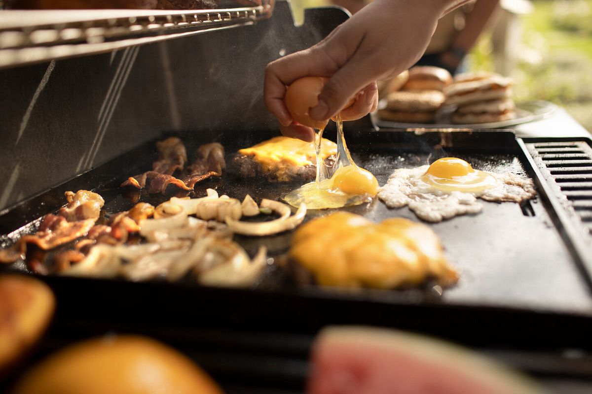 Mit der Grillplatte oder Plancha können Sie nicht nur grillen sondern auch auf dem Grill braten!
