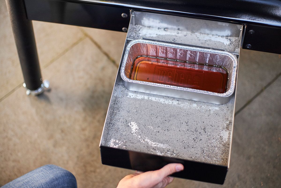 Der Weber Smokefire verfügt über ein ausgeklügeltes Auffangsystem für Asche und Fett, das Reinigung des Pelletgrills sehr einfach macht