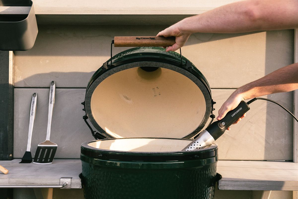 Das Big Green Egg kann mit dem Looflighter ganz einfach entzündet werden