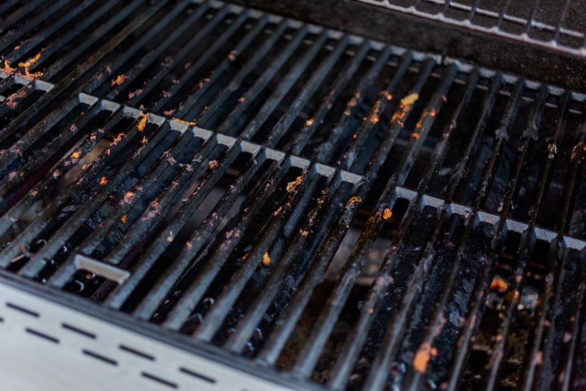 Schmutziger Grillrost mit Speiseresten