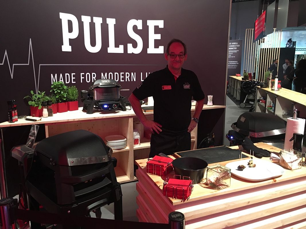 Weber Mitarbeiter am Messestand