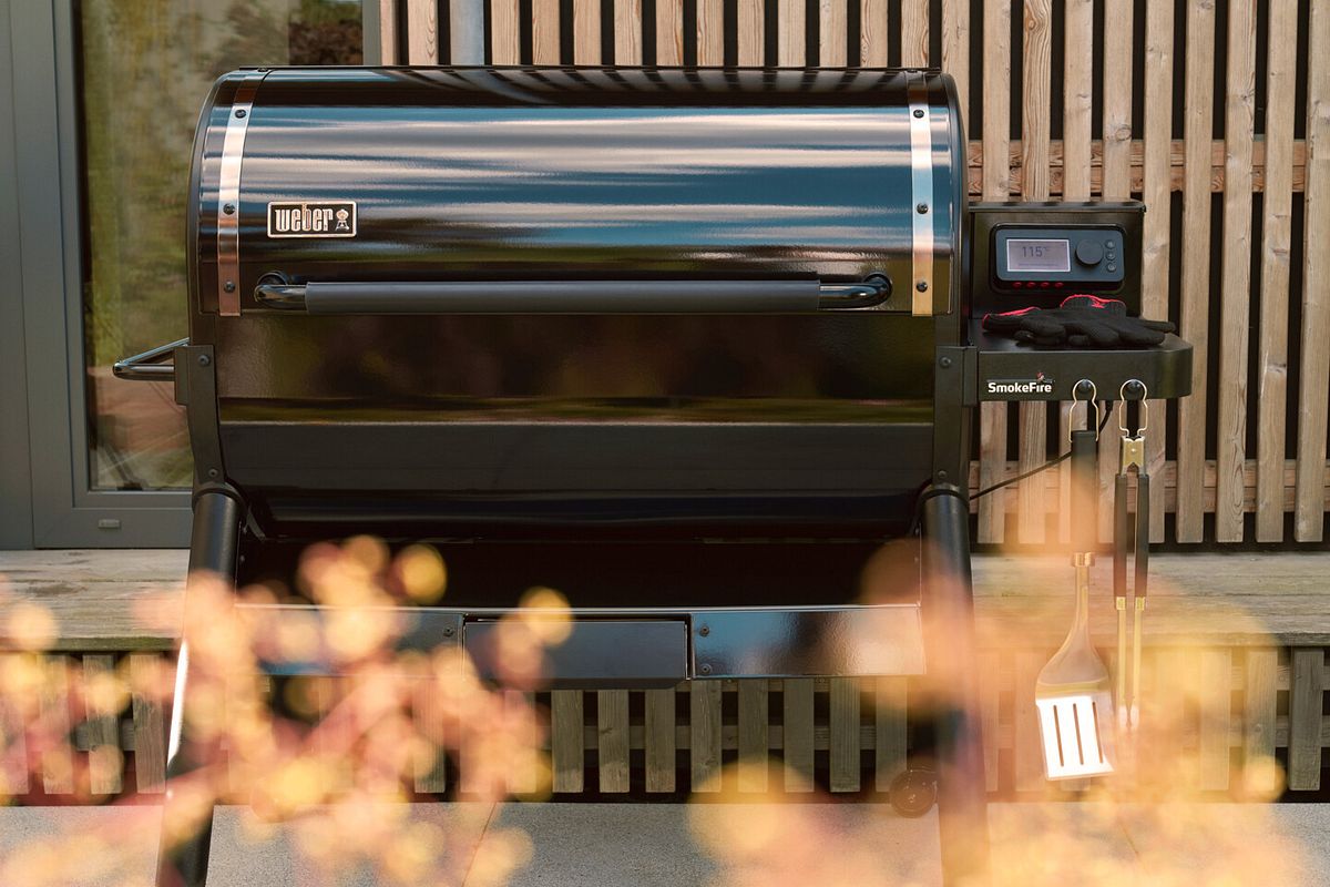 Der Smokefire Pelletgrill ist komplett schwarz