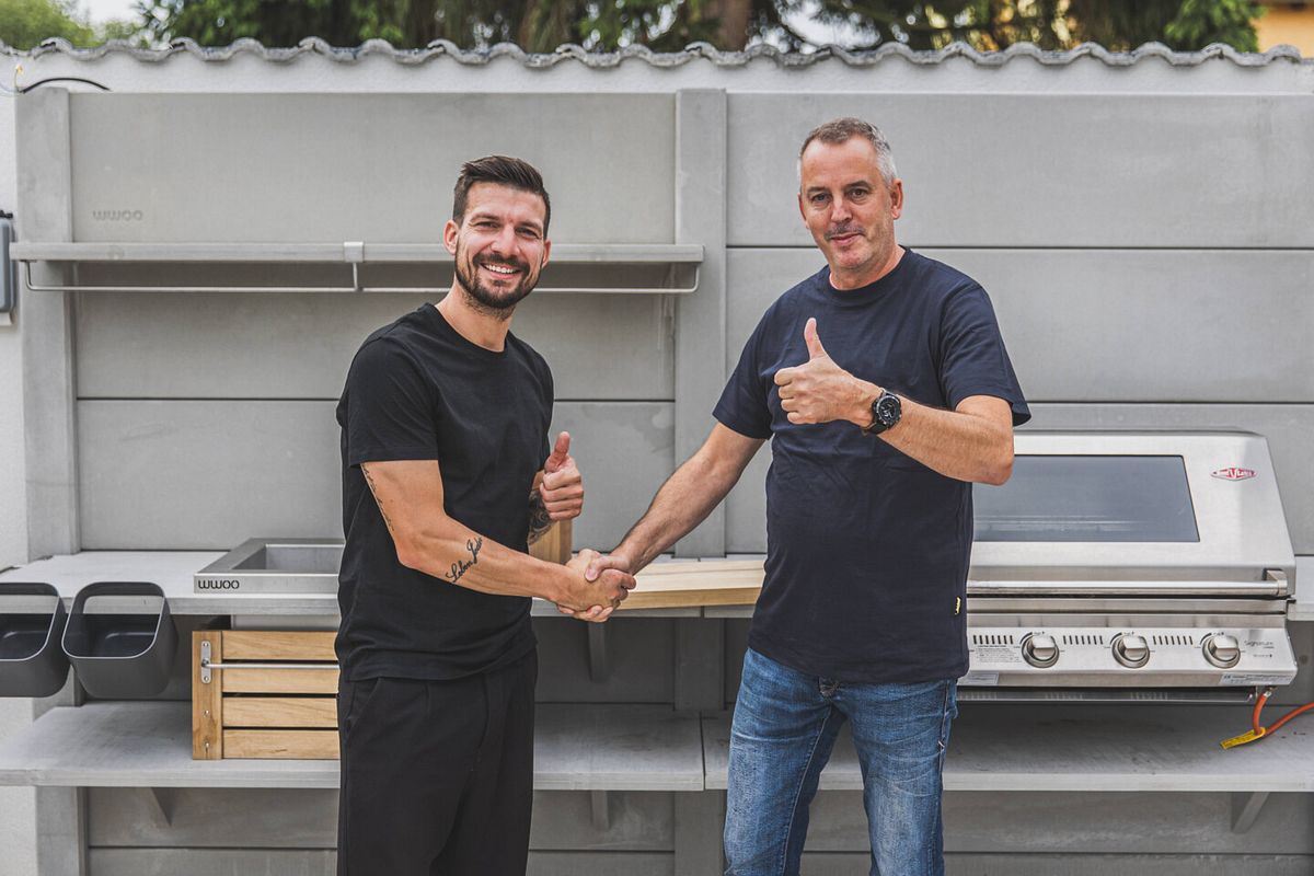 Jerome Gondorf (KSC) freut sich über seine neue Grillküche