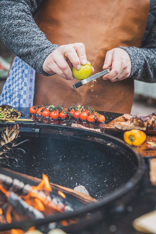 Jede Menge Obst und Gemüse wird auf der Grillplatte gebraten