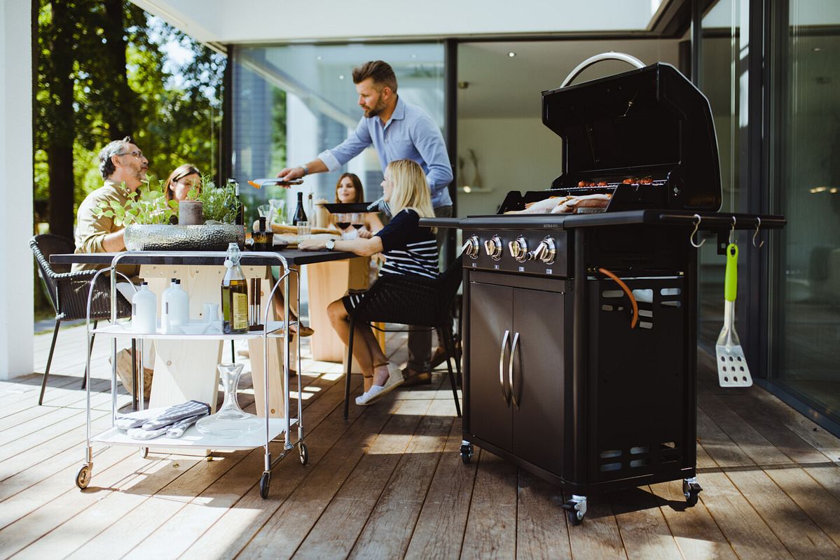 Gemeinsam Grillen mit Freunden und der Broil King Grillstation