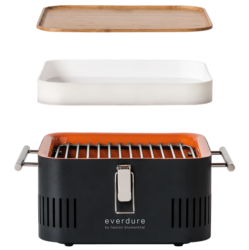Aufgesplittetes Bild des Everdure Cube Grills in schwarz mit Aufbewahrungsbox und Schneidebrett aus Bambus.