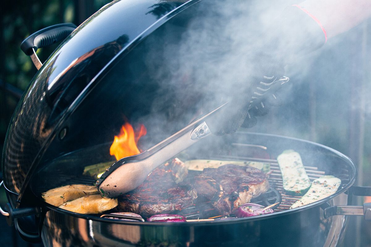 Das Grillen mit Deckel war Revolutionär, dank des einzigartigen Backofeneffektes in dem geschlossenen System