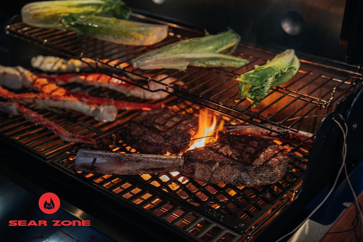 Mit dem Sear Grate aus Gusseisen und der neuen Sear Zone braten Sie das perfekte Steak!