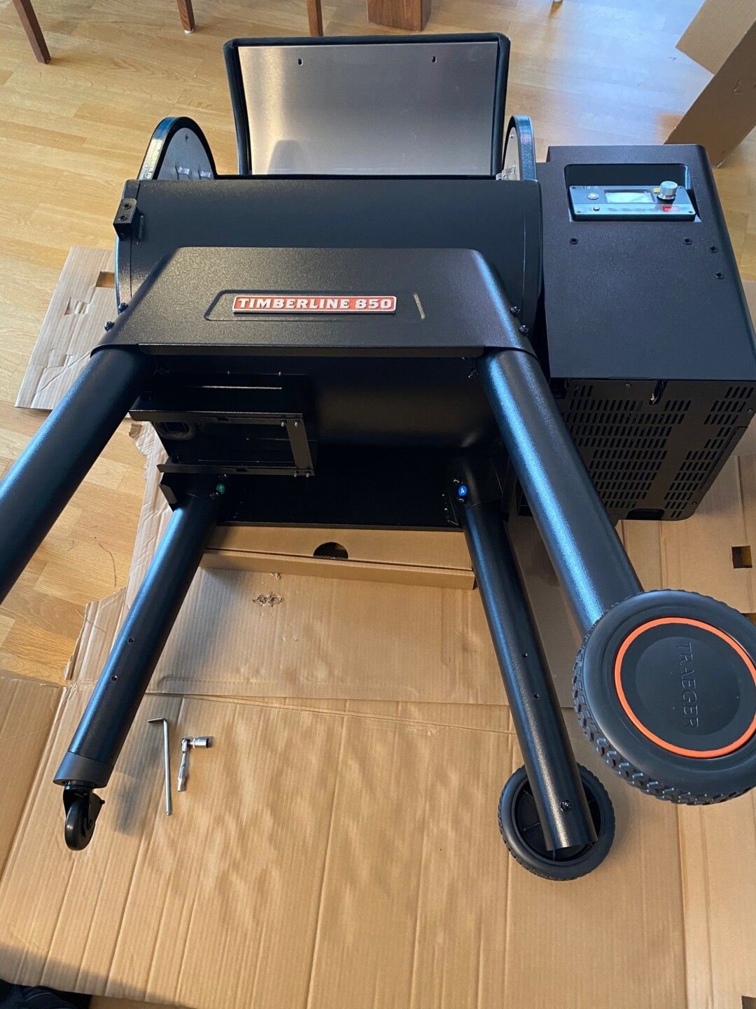 Montage der Standbeine am Traeger Pelletgrill