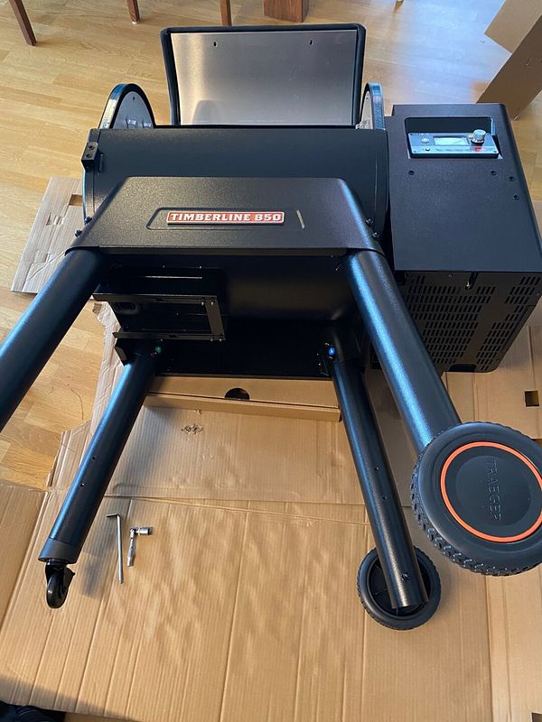 Montage der Standbeine am Traeger Pelletgrill
