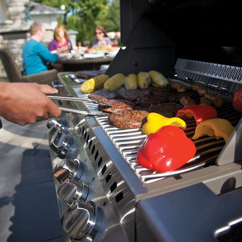 Ein Gasgrill bietet viel Platz zum Grillen