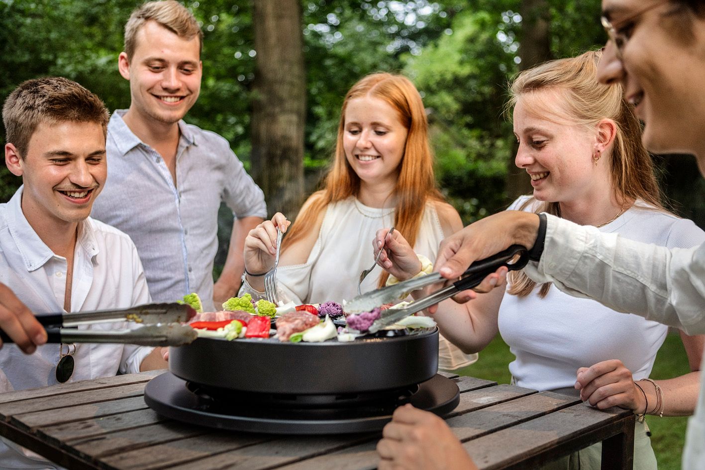 Mit dem Tabl'O von Ofyr erhalten Sie einen kompakten Tischgrill, der auch für den Inneneinsatz geeignet ist