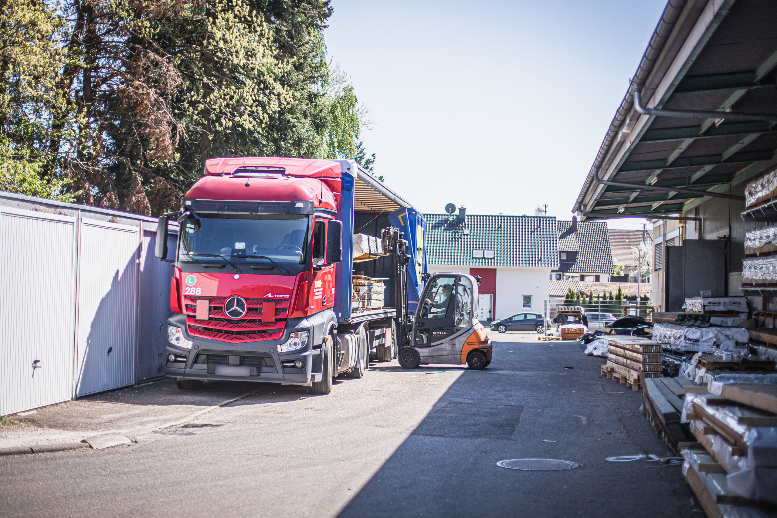 Nach Überprüfung der Ware übergeben wir sie an die Spedition.