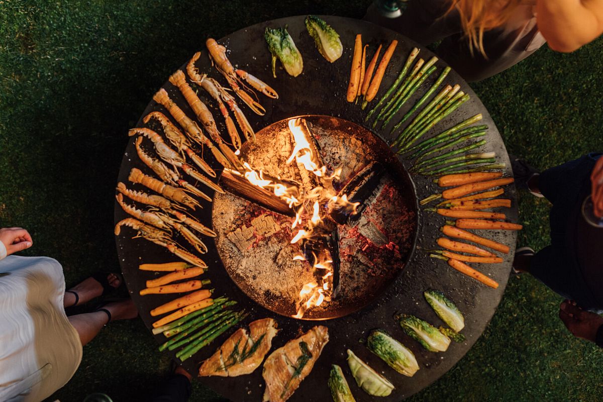 Mit einer Ofyr lassen sich Veranstaltungen wie Familienfeiern, Gartenparties oder Festivals bekochen, alle kommen zusammen und sind ganz nah dabei: Kochen in Gemeinschaft