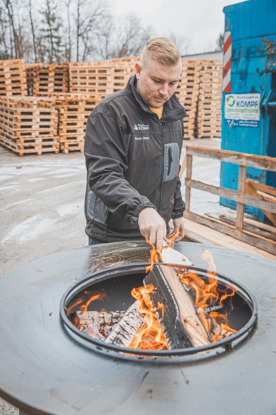 Unser Grillmeister Michi versucht sich selbst im Umgang mit der Ofyr Grillplatte