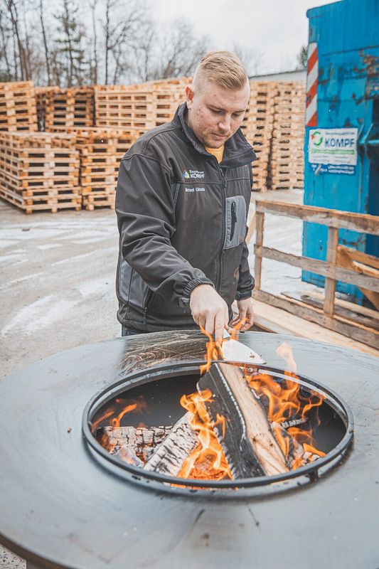 Unser Grillmeister Michi versucht sich selbst im Umgang mit der Ofyr Grillplatte